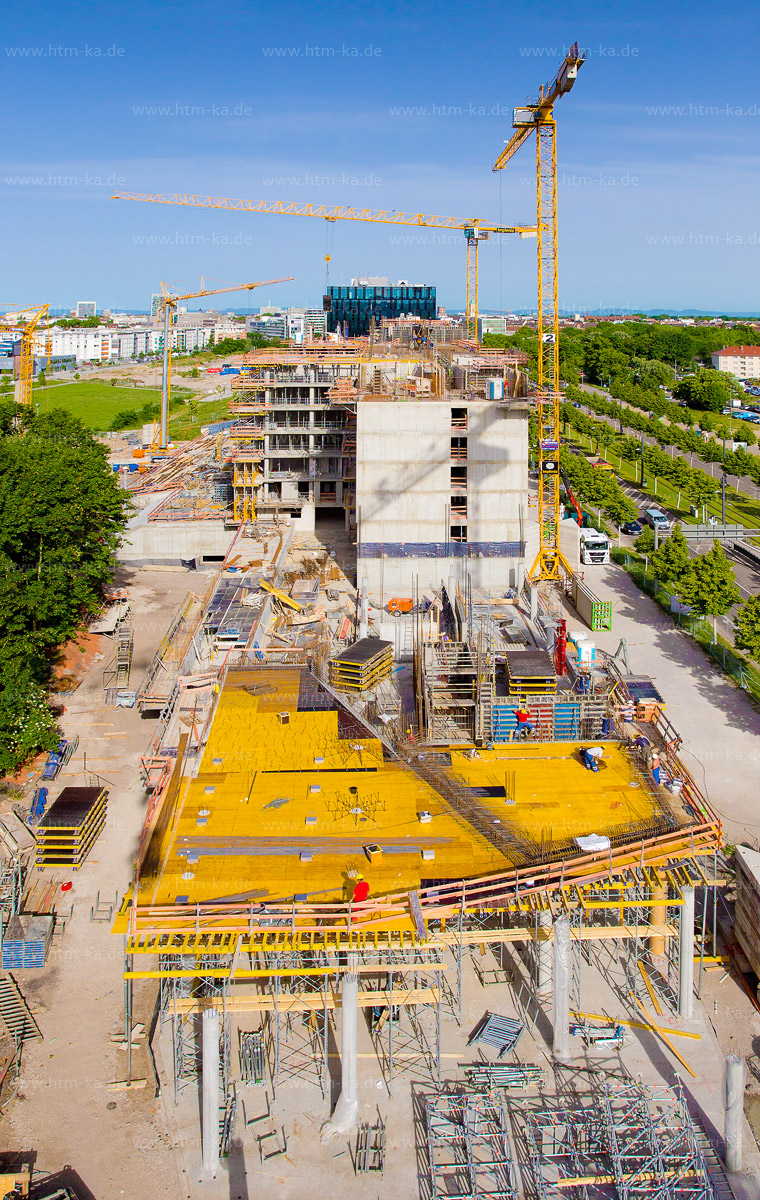 Baustelle mit Kränen