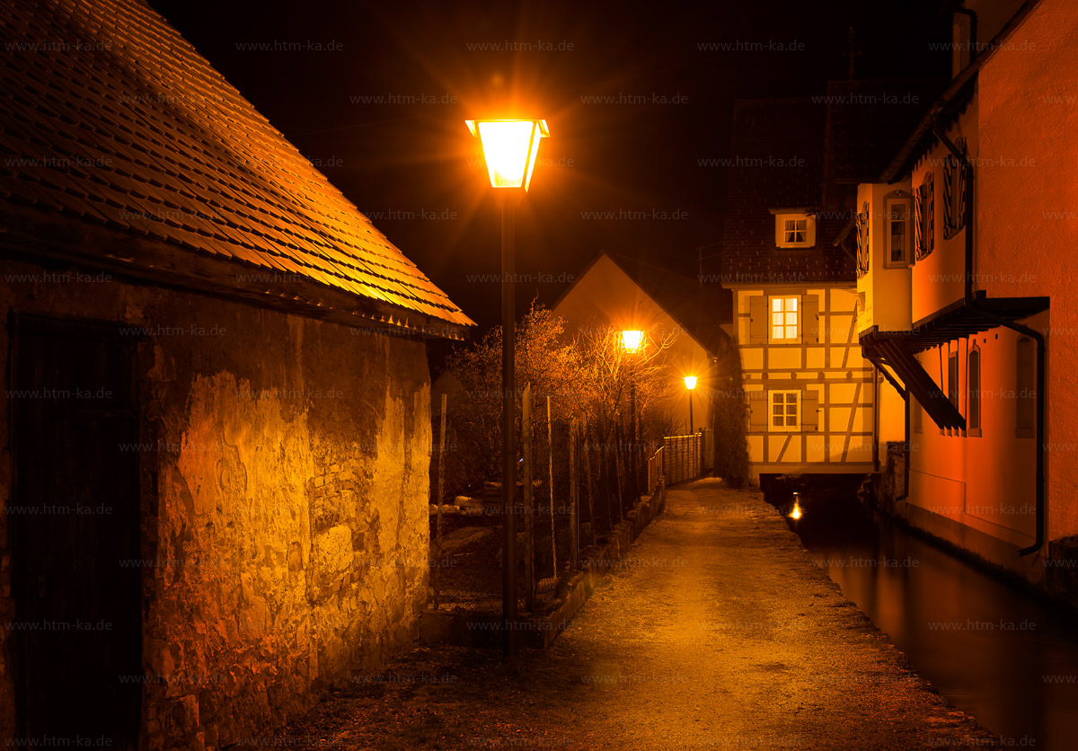Laternen in Dorf bei Nacht