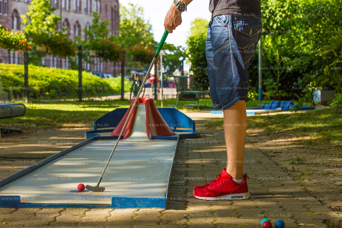 Minigolfspieler, Schläger und Ball