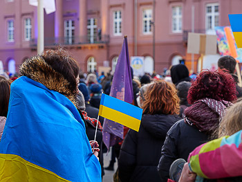 Bild vergrößern und Infos Ukraine Solidarität Demo KA 220306