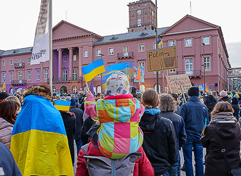 Bild vergrößern und Infos Ukraine Solidarität Demo KA 220306