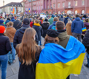 Bild vergrößern und Infos Ukraine Solidarität Demo KA 220306
