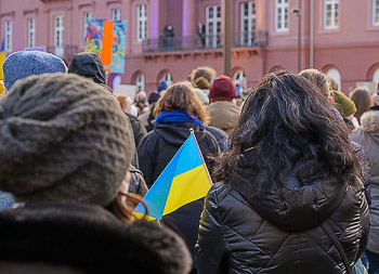 Bild vergrößern und Infos Ukraine Solidarität Demo KA 220306
