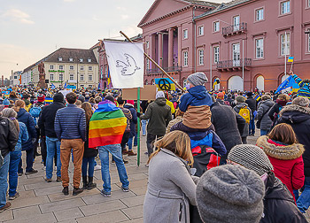 Bild vergrößern und Infos Ukraine Solidarität Demo KA 220306
