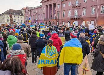 Bild vergrößern und Infos Ukraine Solidarität Demo KA 220306