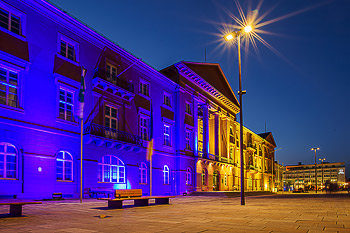 Bild vergrößern und Infos Solidarität: Rathaus Karlsruhe in den Ukraine Farben